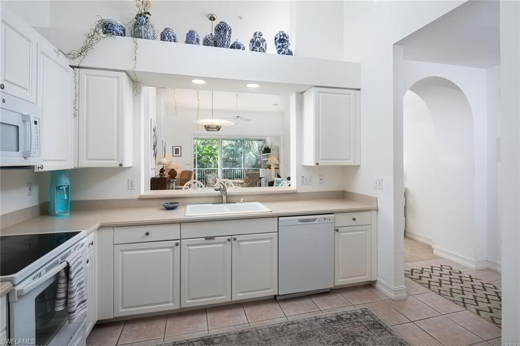 790 Bentwater Cir 203, Naples, FL 34108-10