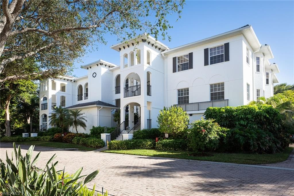 790 Bentwater Cir 203, Naples, FL 34108-2