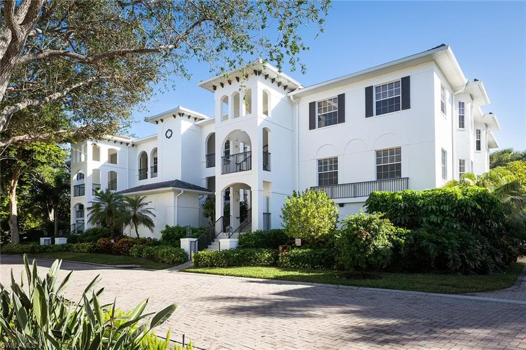 790 Bentwater Cir 203, Naples, FL 34108-2