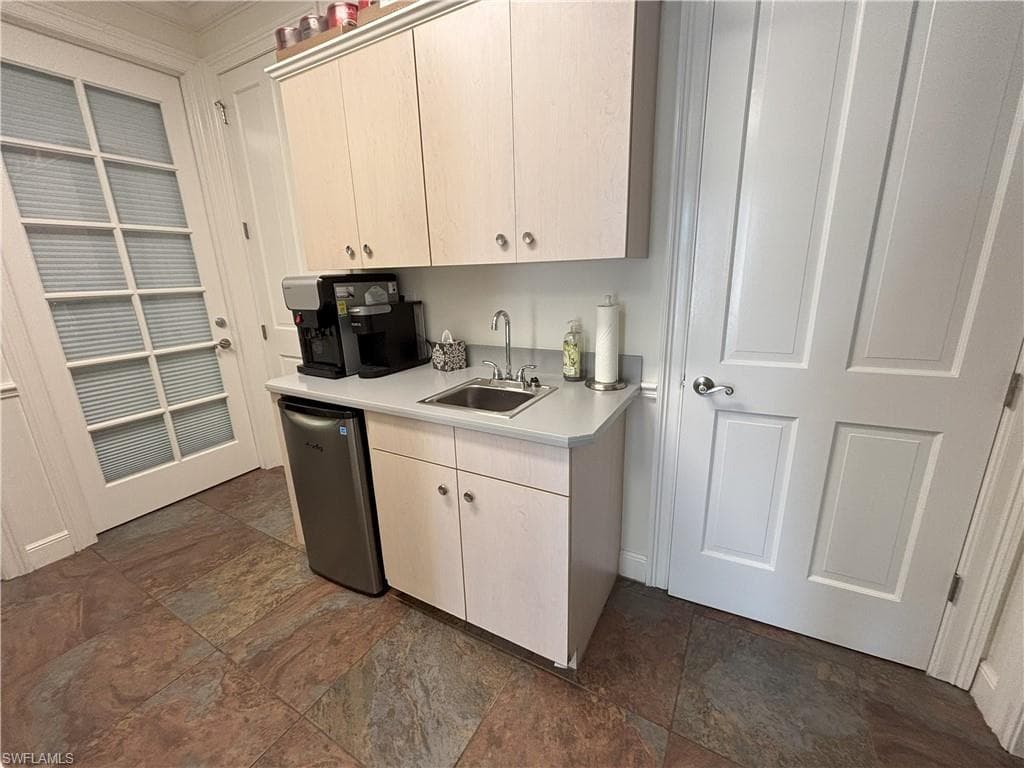 870 97th Ave N, Naples, FL 34108-3