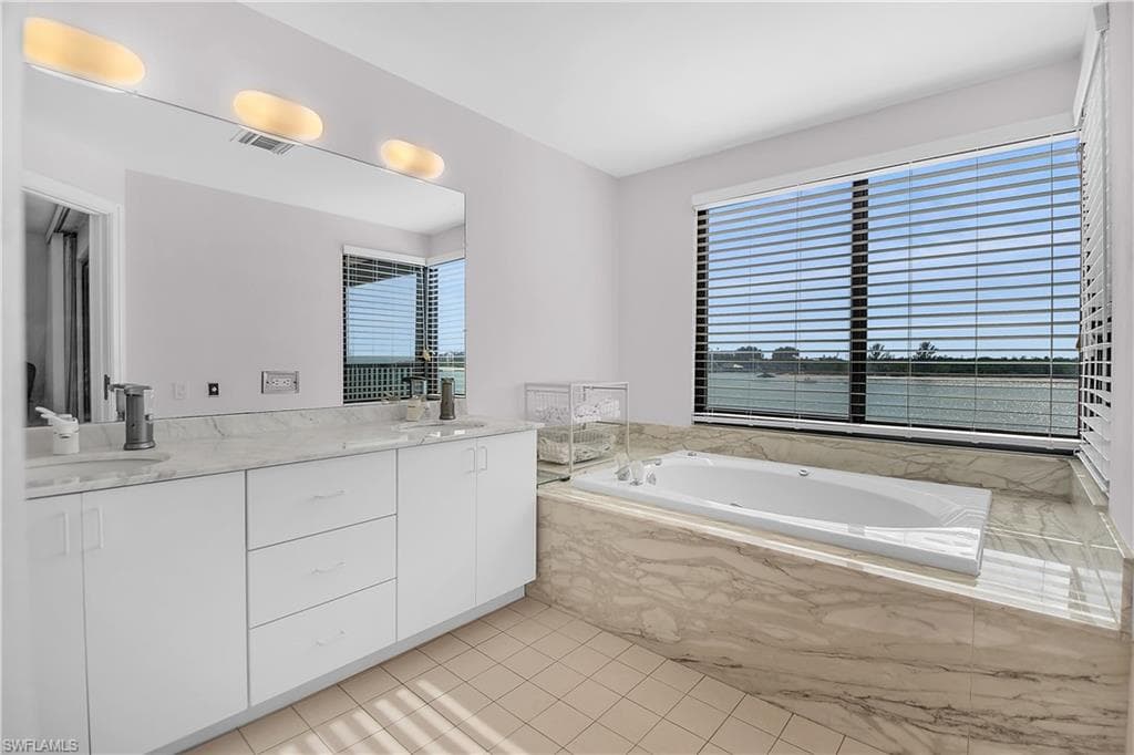 122 La Peninsula Blvd 122, Naples, FL 34113-28