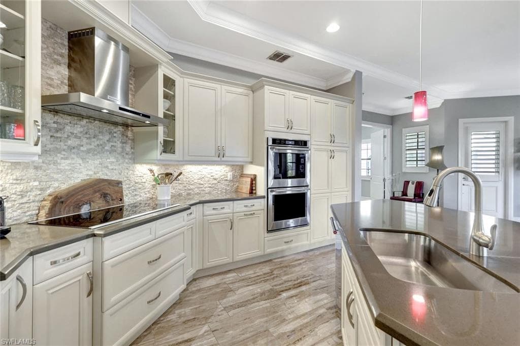 2431 Breakwater Way 10-101, Naples, FL 34112-13