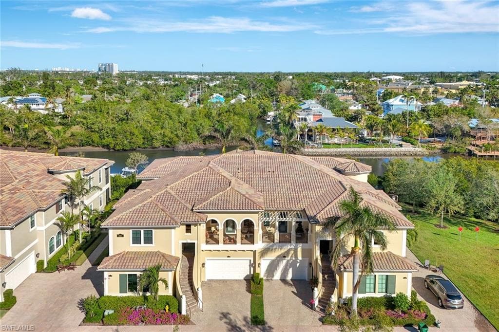 2431 Breakwater Way 10-101, Naples, FL 34112-3