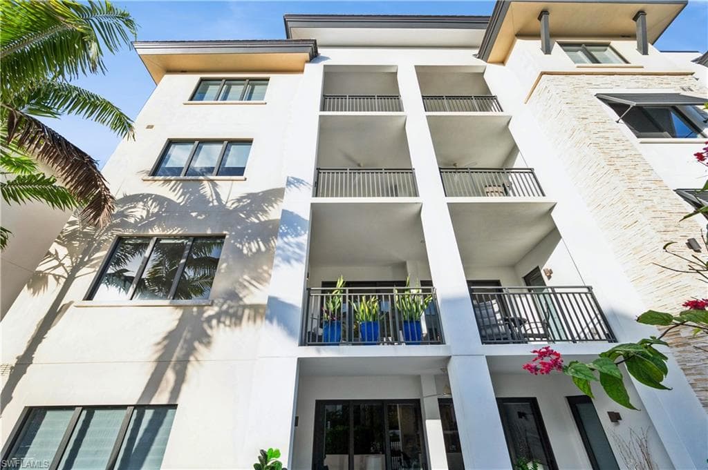1135 3rd Ave S 304, Naples, FL 34102-2