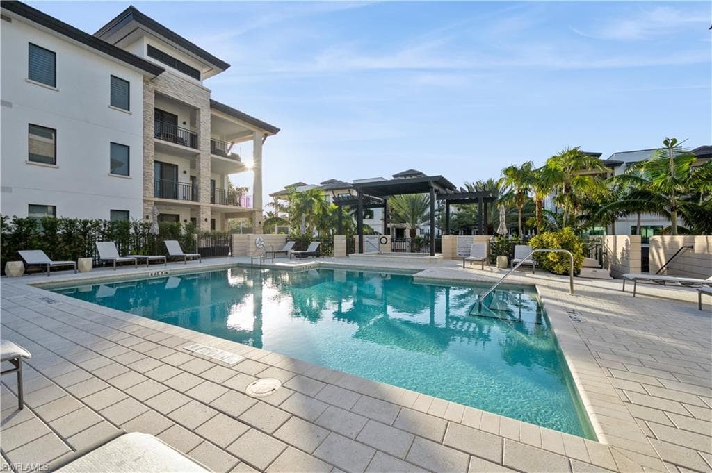 1135 3rd Ave S 304, Naples, FL 34102-32
