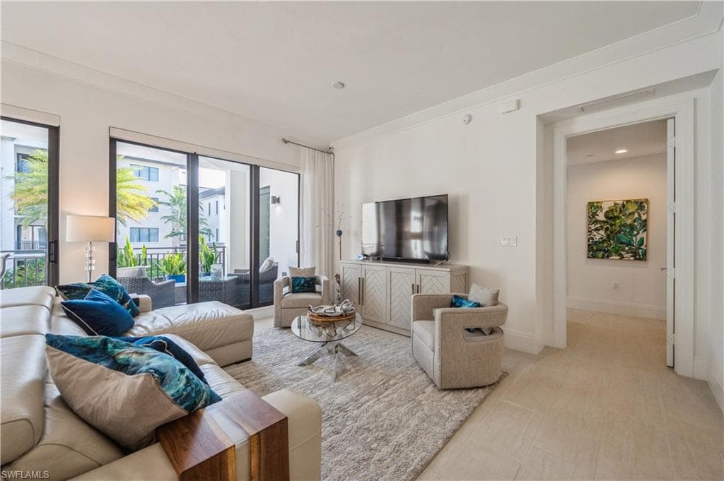 1135 3rd Ave S 304, Naples, FL 34102-4
