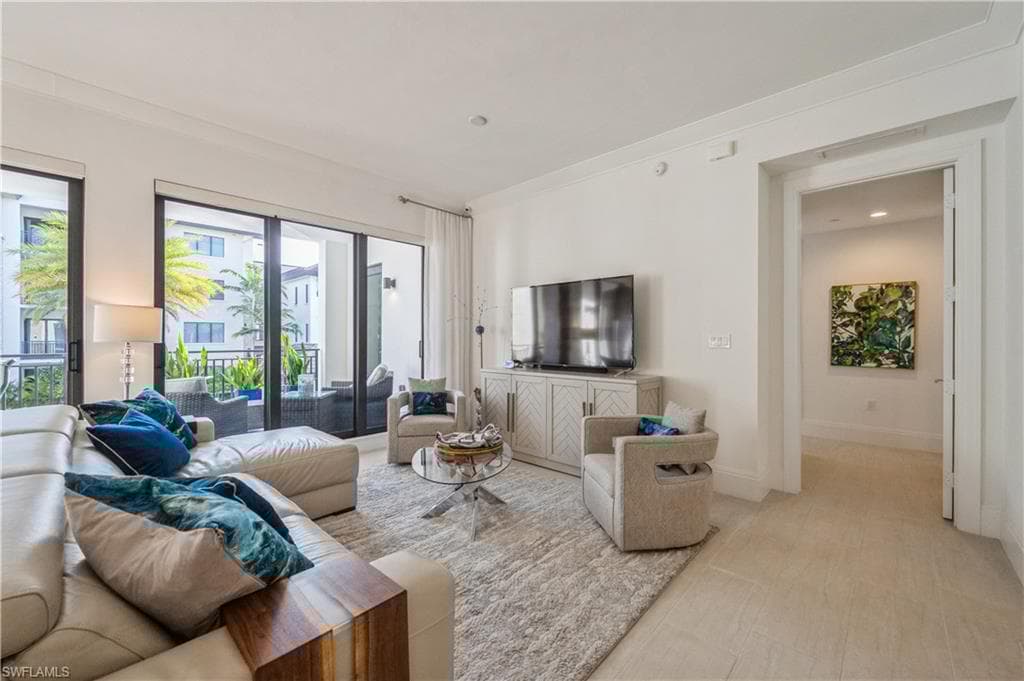 1135 3rd Ave S 304, Naples, FL 34102-5