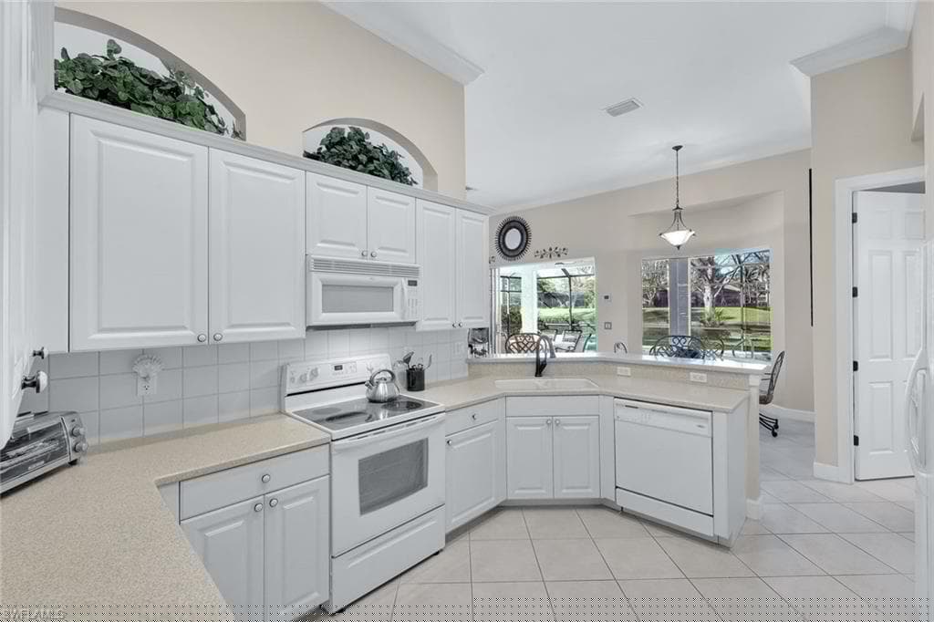 8812 Mustang Island Cir, Naples, FL 34113-10