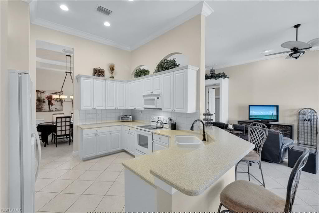 8812 Mustang Island Cir, Naples, FL 34113-12