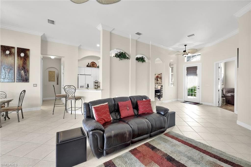 8812 Mustang Island Cir, Naples, FL 34113-15