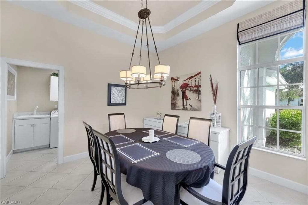 8812 Mustang Island Cir, Naples, FL 34113-18