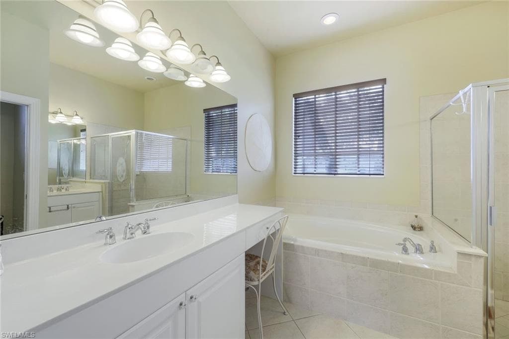 8812 Mustang Island Cir, Naples, FL 34113-20