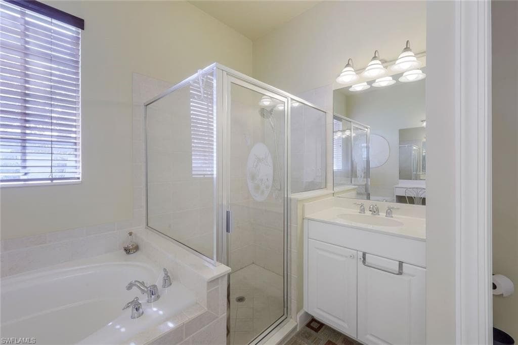 8812 Mustang Island Cir, Naples, FL 34113-21
