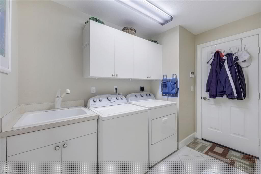 8812 Mustang Island Cir, Naples, FL 34113-25