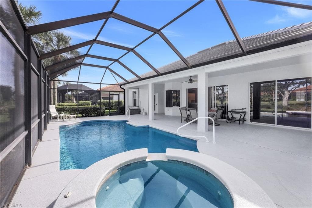 8812 Mustang Island Cir, Naples, FL 34113-8