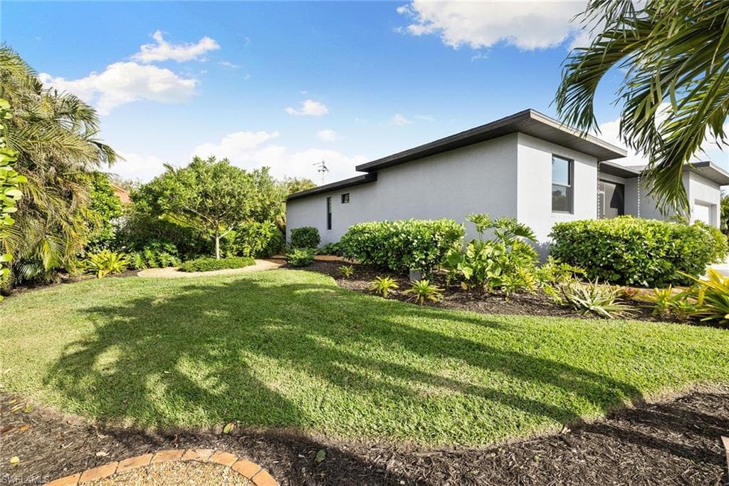 111 Bahama Ave, Marco Island, FL 34145-40