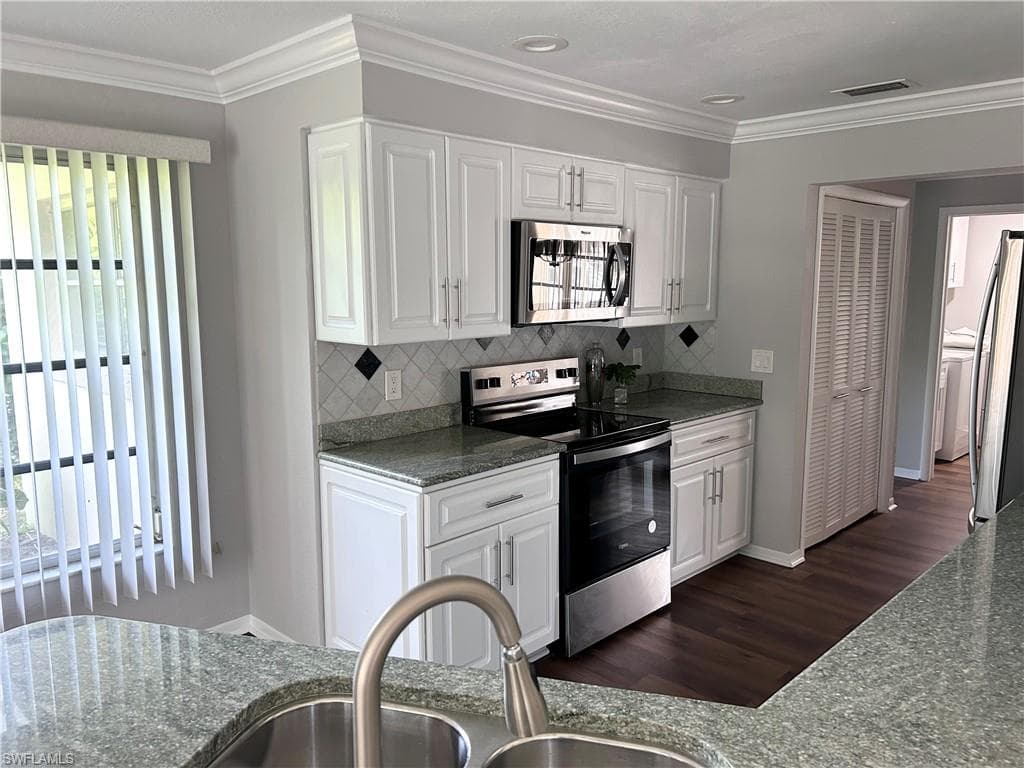 4550 Lakewood Blvd, Naples, FL 34112-20