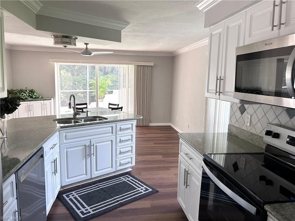 4550 Lakewood Blvd, Naples, FL 34112-22