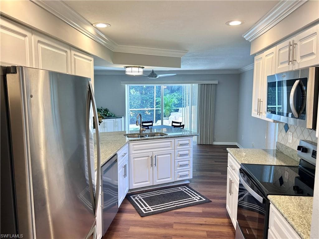 4550 Lakewood Blvd, Naples, FL 34112-29