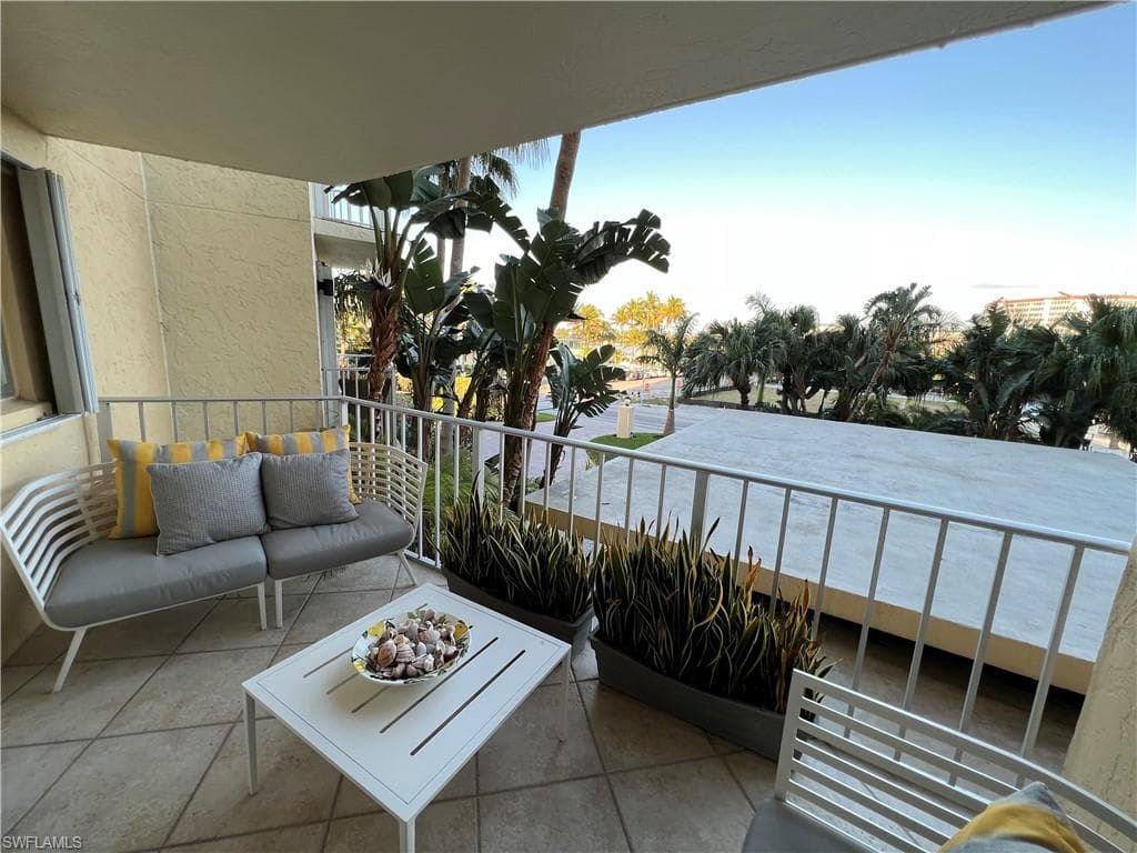 9051 Gulf Shore Dr 103, Naples, FL 34108-25