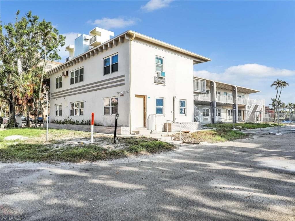 10540 Gulfshore Dr, Naples, FL 34108-4