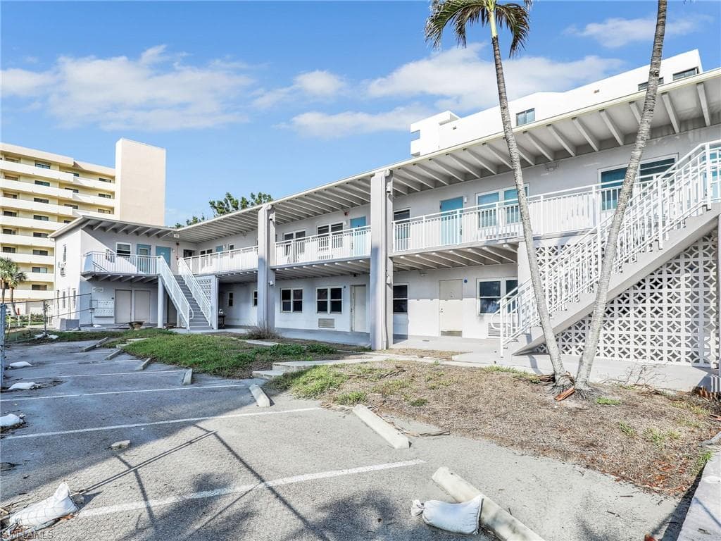 10540 Gulfshore Dr, Naples, FL 34108-8