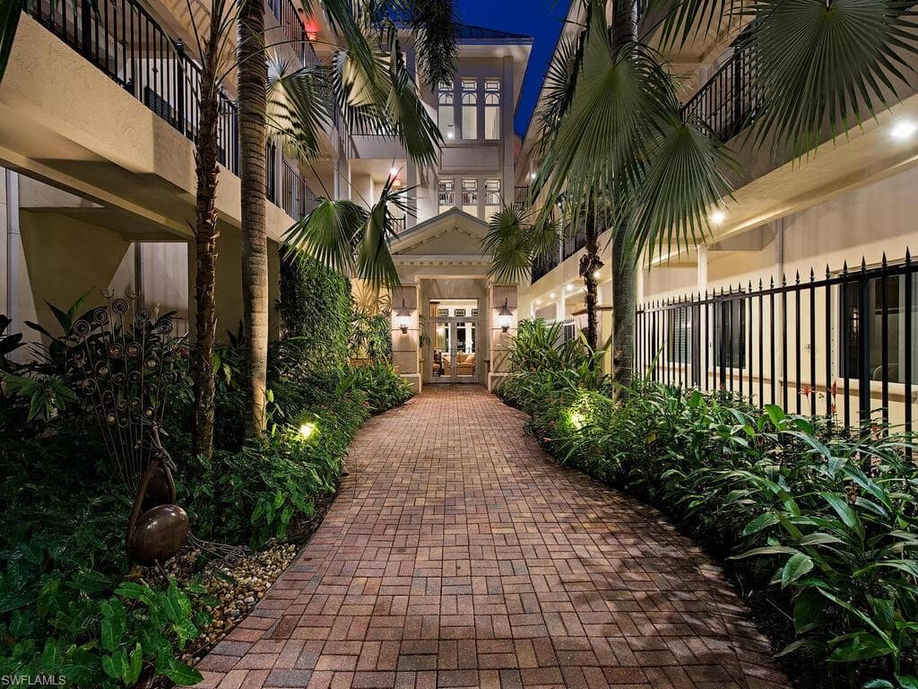 1400 Gulf Shore Blvd N 305, Naples, FL 34102-20