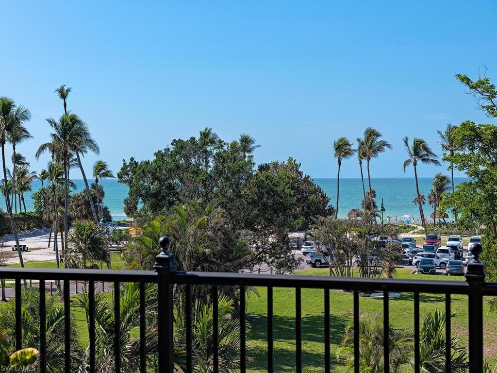 1400 Gulf Shore Blvd N 305, Naples, FL 34102-1