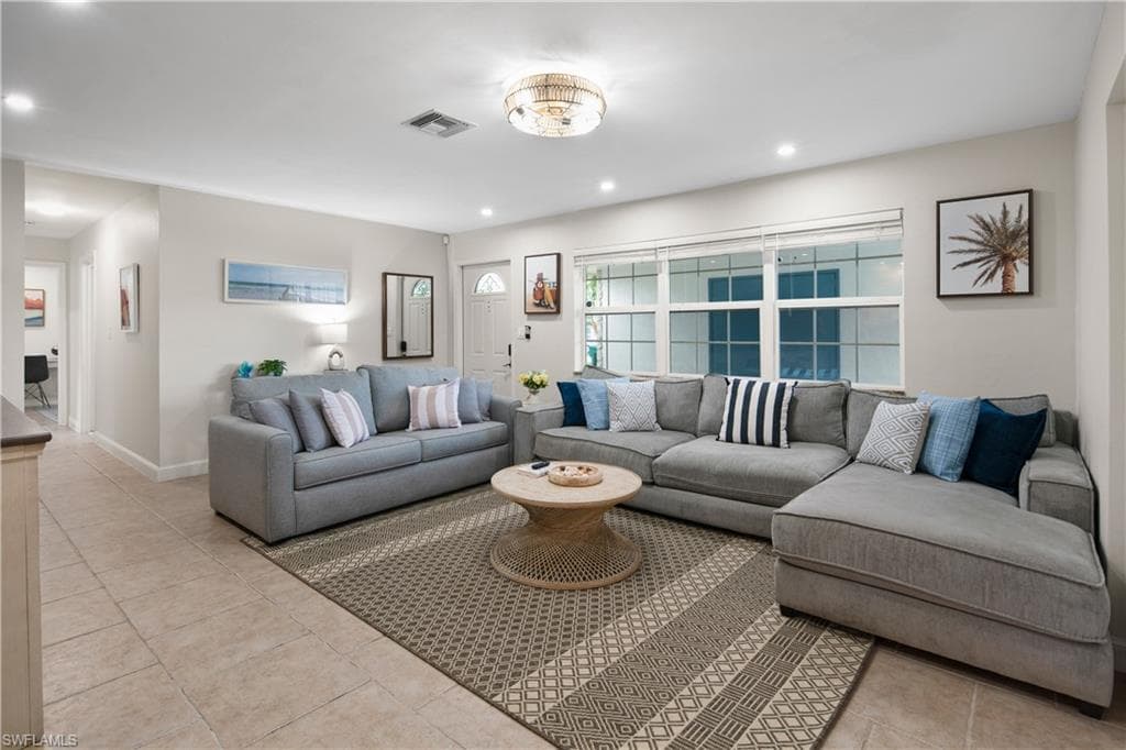 900 Coconut Cir W, Naples, FL 34104-3