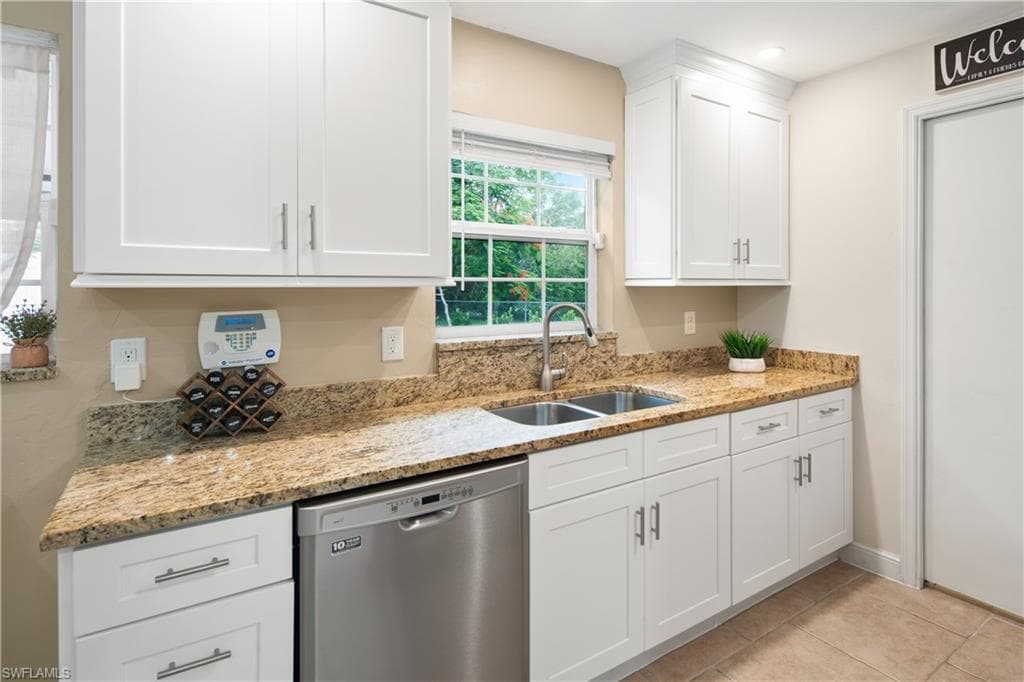900 Coconut Cir W, Naples, FL 34104-5