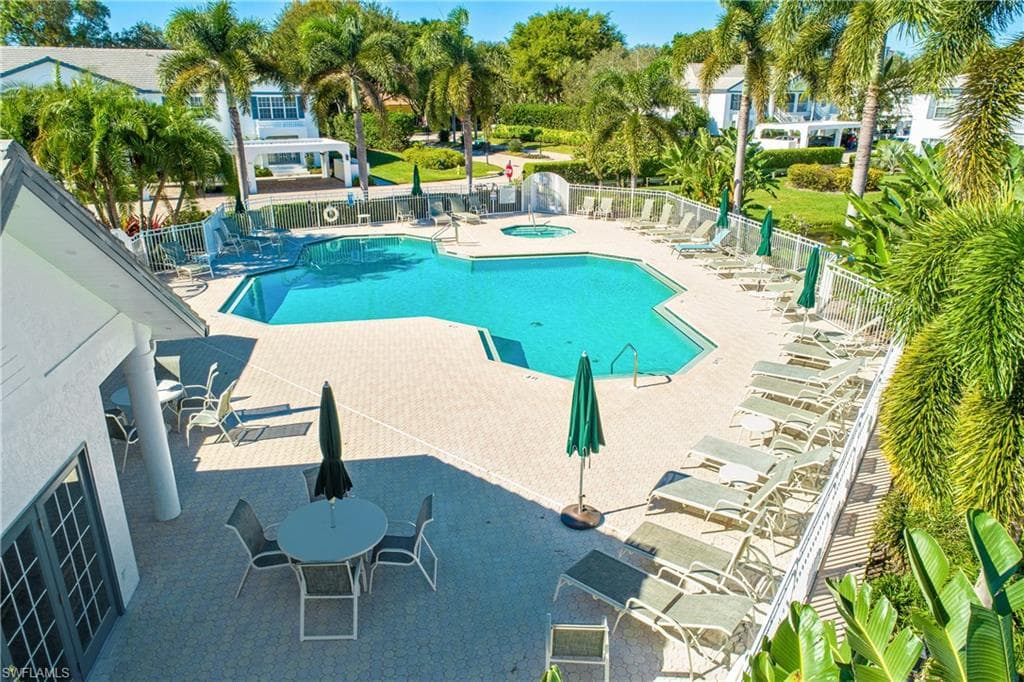 832 Tanbark Dr 204, Naples, FL 34108-35