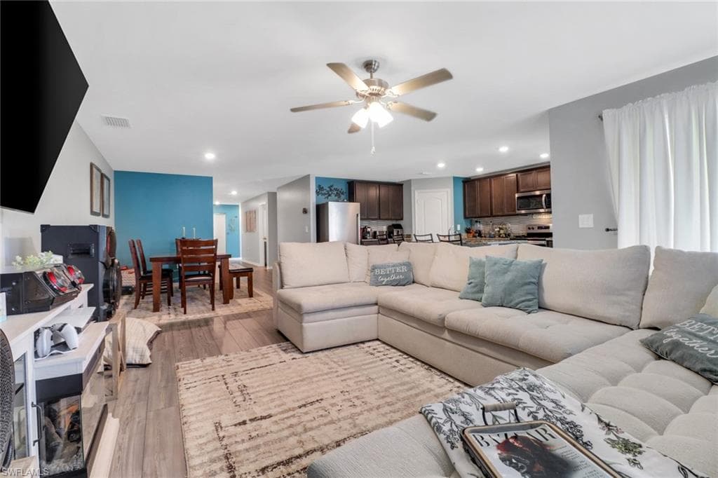 860 Youngreen Dr, Fort Myers, FL 33913-1