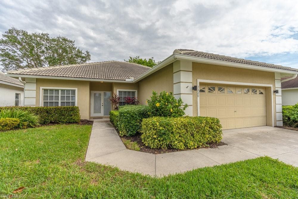 7120 Falcons Glen Blvd, Naples, FL 34113-2