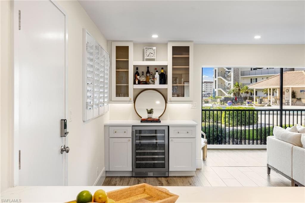 222 Harbour Dr 104, Naples, FL 34103-9