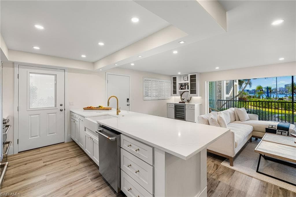 222 Harbour Dr 104, Naples, FL 34103-10