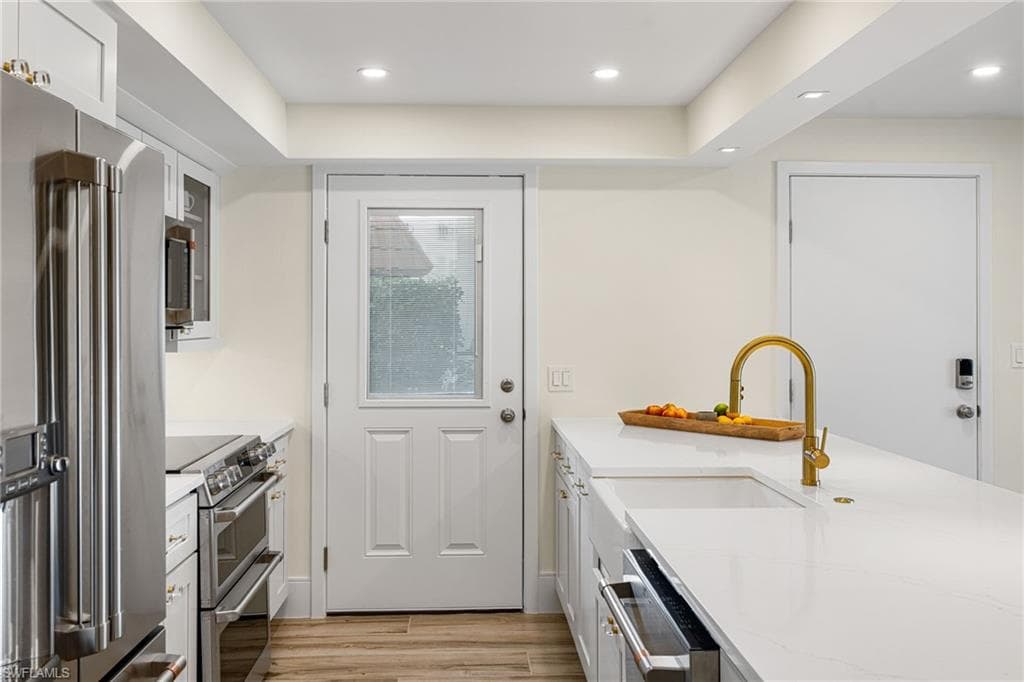 222 Harbour Dr 104, Naples, FL 34103-11