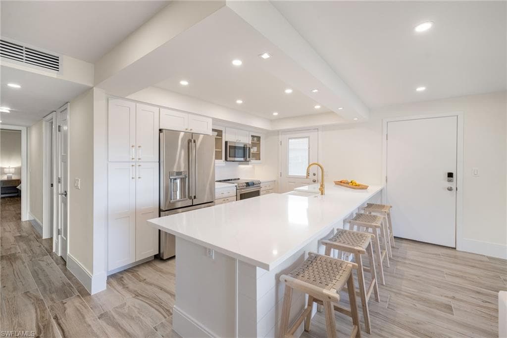 222 Harbour Dr 104, Naples, FL 34103-12