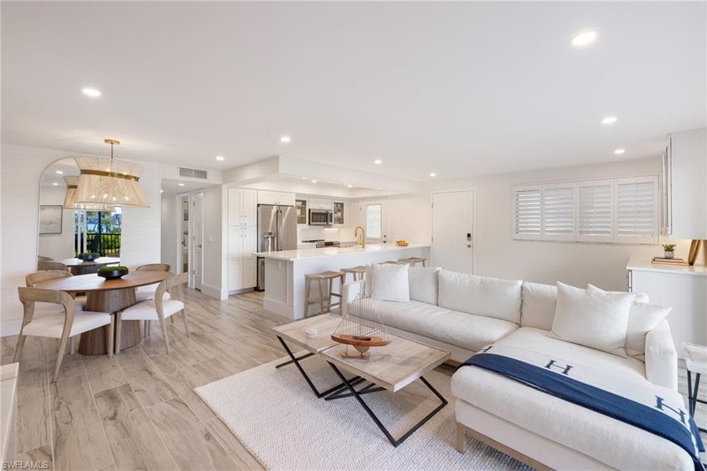 222 Harbour Dr 104, Naples, FL 34103-3