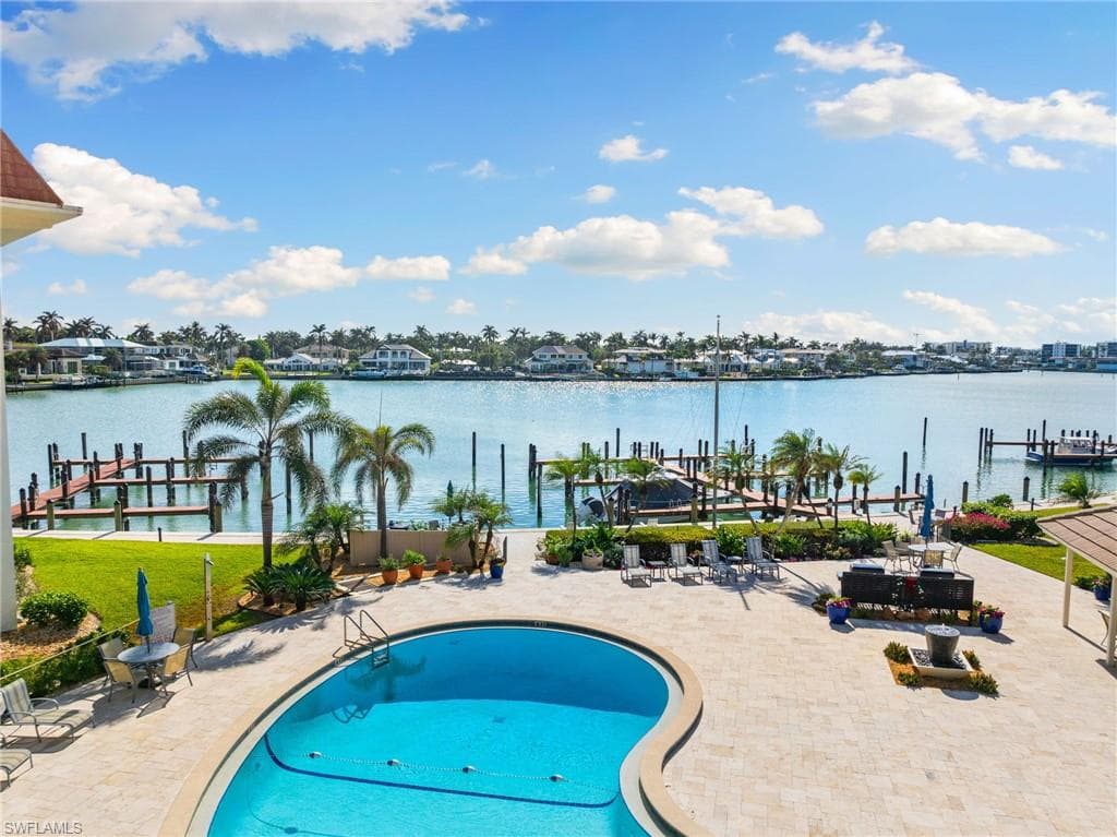 222 Harbour Dr 104, Naples, FL 34103-4