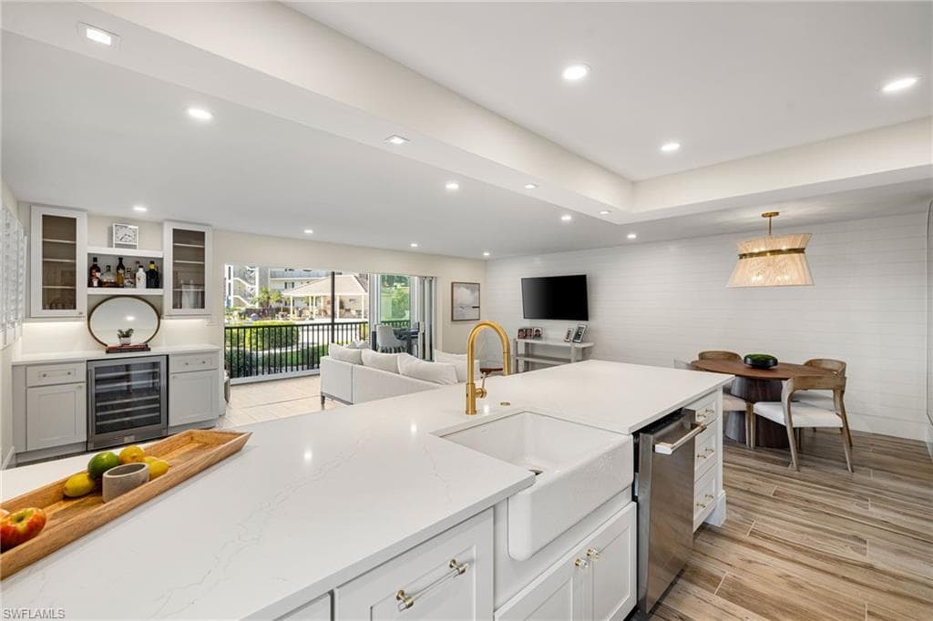 222 Harbour Dr 104, Naples, FL 34103-7
