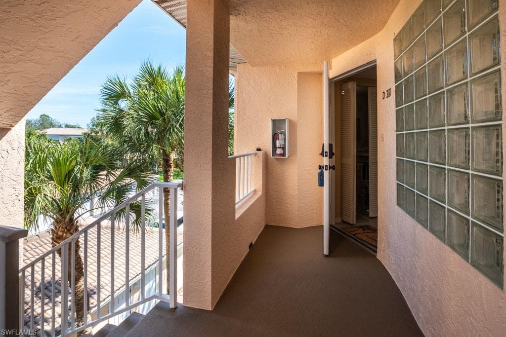 992 Woodshire Ln D301, Naples, FL 34105-23