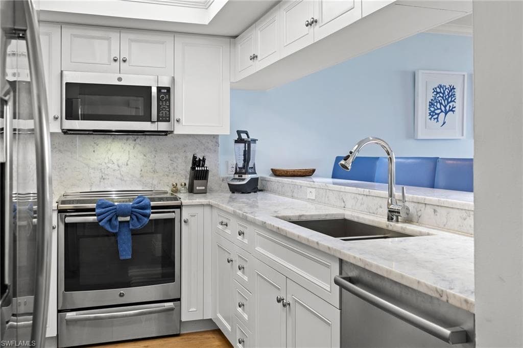 40 Seagate Dr 1002a, Naples, FL 34103-24