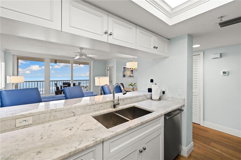 40 Seagate Dr 1002a, Naples, FL 34103-25