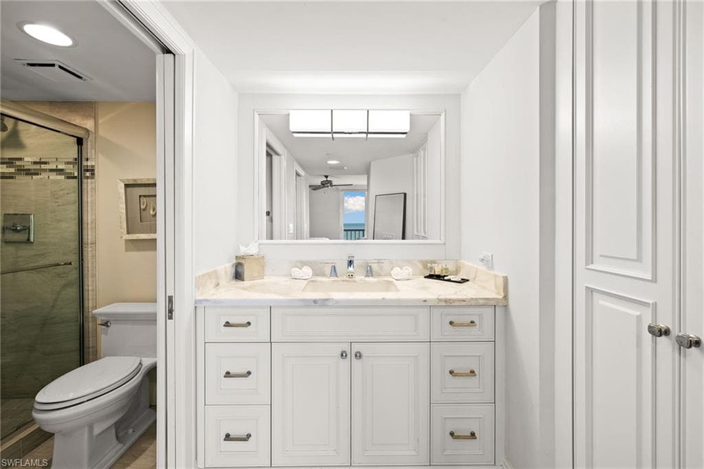 40 Seagate Dr 1002a, Naples, FL 34103-38