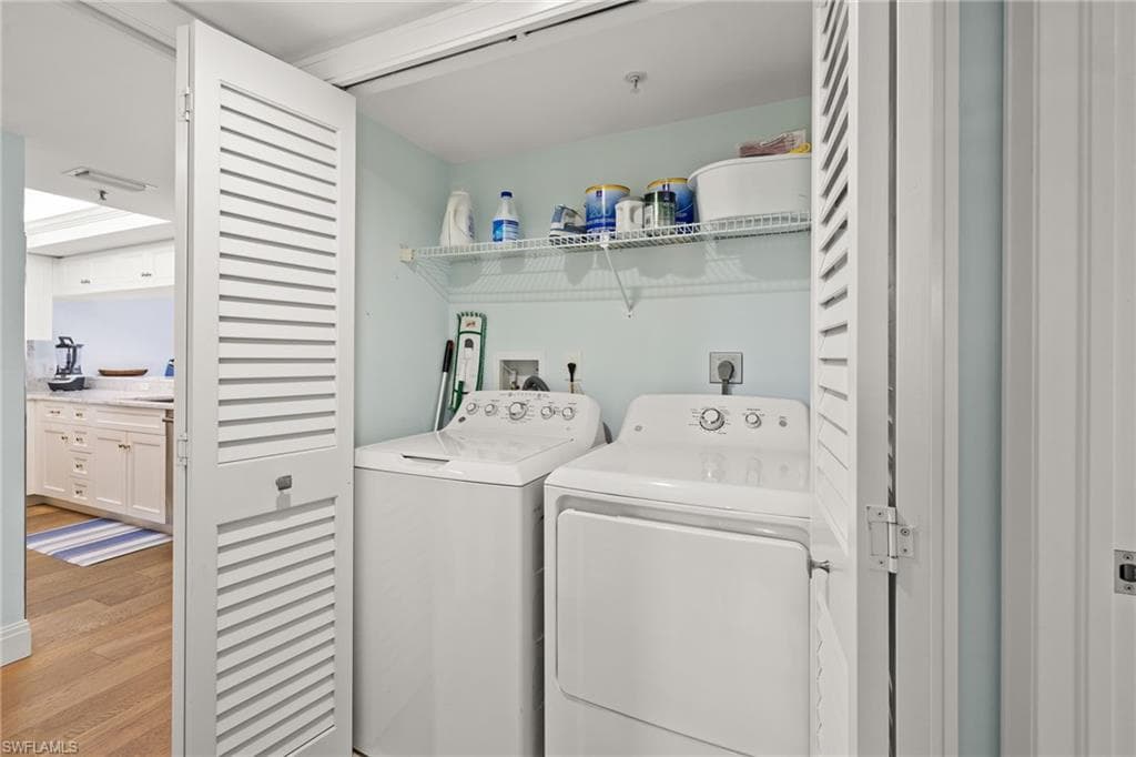 40 Seagate Dr 1002a, Naples, FL 34103-43