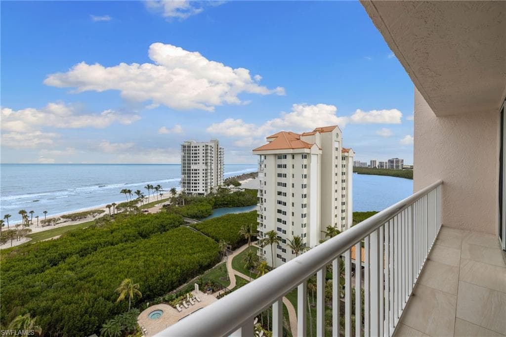 40 Seagate Dr 1002a, Naples, FL 34103-46