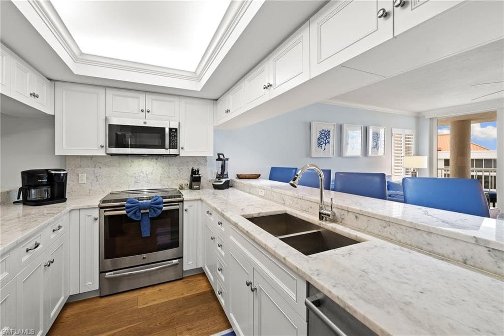 40 Seagate Dr 1002a, Naples, FL 34103-6