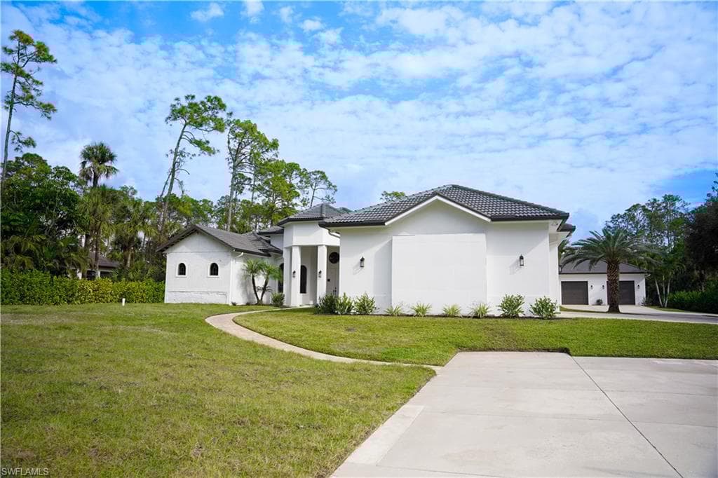 1680 Oakes Blvd, Naples, FL 34119-25