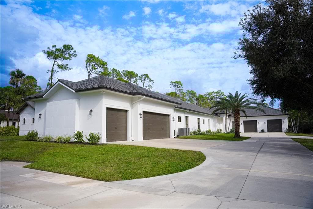 1680 Oakes Blvd, Naples, FL 34119-26