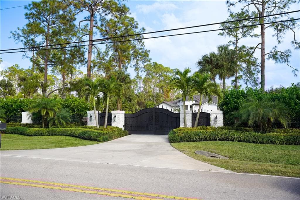 1680 Oakes Blvd, Naples, FL 34119-35